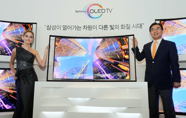 Samsung przedstawia pionierski telewizor Curved OLED z profilowanym ekranem o niezwykłej jakości obrazu