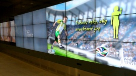 Mundial na największej ścianie interaktywnej w Europie LIFESTYLE, IT i technologie - Od 12 czerwca osoby odwiedzające Galerię Handlową Sky Tower we Wrocławiu, mogą oglądać mecze piłkarskich Mistrzostw Świata w Brazylii na ekranie multimedialnym, który jest największym tego typu obiektem na Starym Kontynencie.