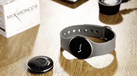 MyKronoz: smartwatch w ultracienkiej obudowie LIFESTYLE, IT i technologie - Urządzenie wyposażono w dotykowy ekran typu OLED oraz wodoszczelną obudowę. Dzięki wymienialnym paskom użytkownik może na każdy dzień tygodnia dobrać inny kolor, podkreślając w ten sposób swój indywidualny styl.
