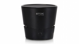 TREK Mini - niewielki głośnik dla aktywnych od TDK LIFESTYLE, IT i technologie - TREK Mini to dogodne rozwiązanie dla osób, które są ciągle w ruchu i chcą by towarzyszyła im przy tym muzyka dobrej jakości. Dzięki niewielkim rozmiarom i odporności na zachlapania można go używać praktycznie wszędzie, niezależnie od warunków pogodowych.
