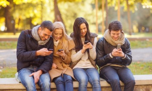 SMS-y czy Facebook Messenger? Jak użytkownicy smartfonów wysyłają wiadomości