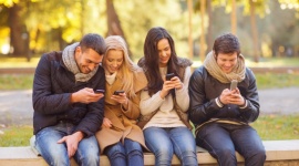 SMS-y czy Facebook Messenger? Jak użytkownicy smartfonów wysyłają wiadomości LIFESTYLE, IT i technologie - SMS-y są nadal wiodącą formą komunikacji. Wygodę tę doceniają nie tylko posiadacze zwykłych telefonów, ale także użytkownicy smartfonów. Za co doceniają oni powiadomienia SMS i jakie komunikatory mobilne są wśród nich najpopularniejsze?