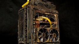 Czy tak będą wyglądały postapokaliptyczne komputery? LIFESTYLE, IT i technologie - Skorodowana, metalowa obudowa, pęknięta szyba boczna i dziury po kulach na przedniej ścianie przywołują postapokaliptyczne klimaty serii Fallout czy Mad Max. Tak wygląda jeden z moddów biorący udział w Case Mod World Series 2016. Autorem projektu jest Polak.