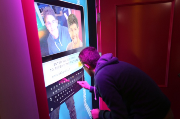 OPEN A DOOR TO ISRAEL – technologie drzwiami do współczesnego Izraela LIFESTYLE, IT i technologie - Robot wyposażony w pneumatyczne ramię, na co dzień wykorzystywany w przemyśle motoryzacyjnym, zsynchronizowany z 12-metrowym ekranem kinowym, interaktywne ekrany – to wszystko tworzy spektakularne show, które zobaczymy w Warszawie, podczas instalacji OPEN A DOOR TO ISRAEL.