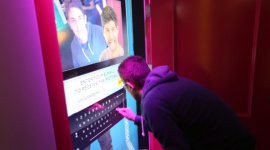 OPEN A DOOR TO ISRAEL – technologie drzwiami do współczesnego Izraela LIFESTYLE, IT i technologie - Robot wyposażony w pneumatyczne ramię, na co dzień wykorzystywany w przemyśle motoryzacyjnym, zsynchronizowany z 12-metrowym ekranem kinowym, interaktywne ekrany – to wszystko tworzy spektakularne show, które zobaczymy w Warszawie, podczas instalacji OPEN A DOOR TO ISRAEL.