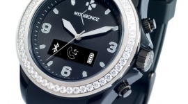 MyKronoz: smartwatch z 54 kryształami od Swarovskiego LIFESTYLE, IT i technologie - Ciekawym dopełnieniem kobiecego stylu może być smartwatch o wyglądzie klasycznego zegarka, przyozdobiony cyrkoniami. Według szwajcarskiego producenta połączenie tradycji z nowoczesnością i ekskluzywnym wyglądem może zainteresować kobiety ceniące wygląd i funkcjonalność.
