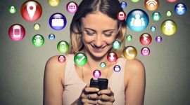 TOP5 narzędzi, które zrewolucjonizowały komunikację Polaków LIFESTYLE, IT i technologie - Powiadomienia SMS, e-maile, Skype, Gadu Gadu, Facebook Messenger − przedstawiamy narzędzia, które zrewolucjonizowały sposób komunikacji Polaków. Sprawdź, czy wiesz skąd wzięły swój początek, od jak dawna możemy z nich korzystać i jakie funkcje miały ich pierwsze wersje.