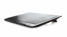 Gembird – dłuższe życie dla laptopa LIFESTYLE, IT i technologie - Jedną z wad laptopów jest ich bardzo szybkie nagrzewanie się. Urządzenie niewygodnie wtedy trzymać na kolanach, ale przede wszystkim ciepło szkodzi samemu sprzętowi. Warto w takiej sytuacji zaopatrzyć się w odpowiednią podstawkę chłodzącą, taką jak NBS-1F15-01 od Gembirda.