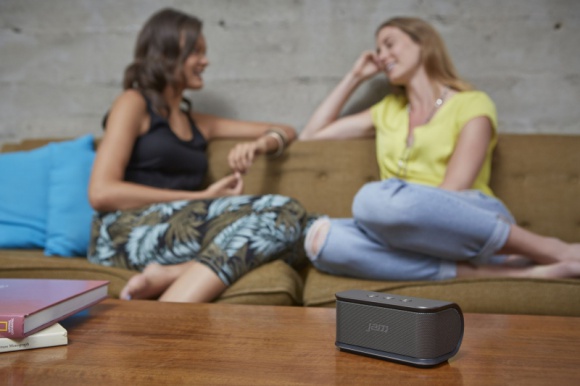 Jam: muzyka w terenie LIFESTYLE, IT i technologie - Nie każdy lubi słuchać muzyki przez słuchawki podłączone do smartfonu czy MP3. Co więc z tymi miłośnikami dobrych dźwięków, którzy mimo to chcieliby cieszyć się brzmieniem ulubionych piosenek poza swoim domem? Tu z pomocą przychodzą mobilne głośniki, takie JAM Alloy.