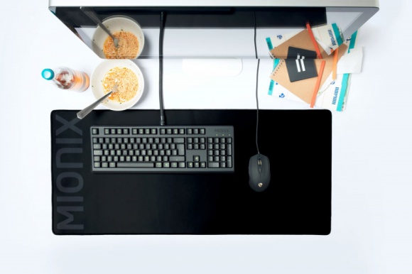 Mionix podpowiada jak dbać o podkładkę LIFESTYLE, IT i technologie - Tysiące włókien, z czego każde z nich jest 100-krotnie cieńsze od ludzkiego włosa, już same w sobie stanowią przyjazne środowisko dla wszelkich nieczystości. Jak więc dbać o dobrą kondycję podkładki, aby zawsze oferowała nam maksimum swoich możliwości?