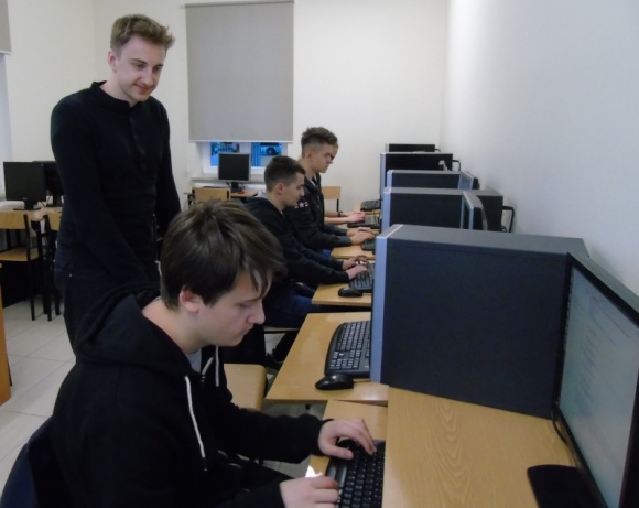 Programowania uczą się poza lekcjami. Skutecznie