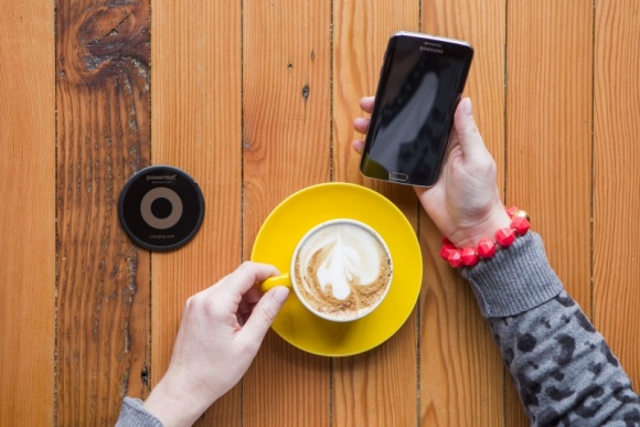 Powermat – unikalny system ładowania bezprzewodowego dostępny już w Polsce LIFESTYLE, IT i technologie - Powermat – to innowacyjny system, który pozwoli łatwo doładować telefon w kawiarni czy restauracji, a także zapewni dostęp do atrakcyjnych ofert promocyjnych.