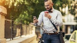 Jak pożyczyć pieniądze i nie stracić przyjaciela? LIFESTYLE, IT i technologie - Dobry zwyczaj – nie pożyczaj. To przysłowie kryje w sobie wiele prawdy, bowiem niejedna przyjaźń rozpadła się przez pożyczkę. Czy w takim razie w ogóle nie powinniśmy pożyczać niczego znajomym? Niekoniecznie. Ważne, by odpowiednio się przy tym zabezpieczyć.