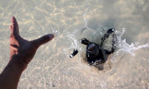 Woda to nie przeszkoda? Zalane gadżety można odratować