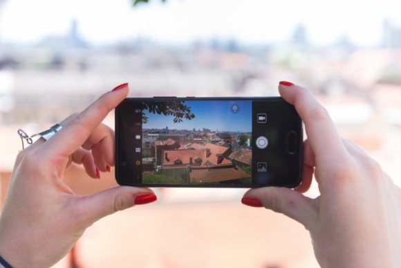 W smartfonowym starciu płci prym wiodą… kobiety! LIFESTYLE, IT i technologie - To, że mężczyźni kochają technologię i gadżety wiemy chyba wszyscy. Zegarki, tablety, samochody, smartfony, bezprzewodowe ładowarki i gogle VR – wydawać by się mogło, że to ich konik. Jednak jak się okazuje, w miłości do nowinek bardziej niż głową kierują się oni sercem.