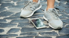 Których usterek w smartfonach nie obejmuje gwarancja producenta? LIFESTYLE, IT i technologie - Rozbity ekran i zalanie wodą to nie jedyne usterki, z powodu których serwis może odmówić naprawy smartfona w ramach gwarancji. Podobnie może skończyć się korzystanie z nieoryginalnych akcesoriów, przegrzanie urządzenia czy nawet intensywny trening z telefonem na siłowni.