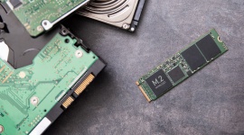 Jak przyspieszyć komputer z SSD NVMe U.2? LIFESTYLE, IT i technologie - Dyski SSD to dziś synonim prędkości i wydajności. Gdy pojawiły się na rynku, korzystały z tych samych złącz, co HDD np. SATA czy SAS. Z czasem stały się one niewystarczające dla nośników oferujących coraz to większe prędkości przesyłu plików.