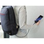 Superlekki plecak na laptopa od marki Hama, który podładuje urządzenia mobilne