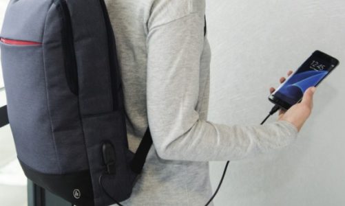 Superlekki plecak na laptopa od marki Hama, który podładuje urządzenia mobilne