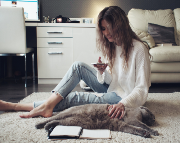 Technologie na straży czystości w domu ze zwierzakiem LIFESTYLE, IT i technologie - Polacy kochają zwierzęta - niemal połowa posiada w domu pupila . Największą sympatią cieszą się psy oraz koty, ale coraz częściej polskie domy zamieszkują również ptaki, egzotyczne gady oraz gryzonie.