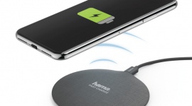 Ładowanie w dobrym stylu, czyli "Hama FC10 Metal" LIFESTYLE, IT i technologie - Hama poszerza swój asortyment o kolejną ładowarkę indukcyjną. Urządzenie "FC10 Metal" zostało wykonane z metalu oraz pokryte materiałem, dzięki czemu jest wytrzymałe, a jednocześnie prezentuje się stylowo.
