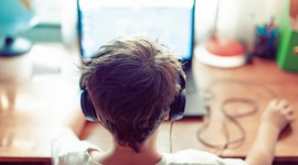 Nauka w domu – sprawdź, jakie sprzęty przydadzą Ci się w tym czasie LIFESTYLE, IT i technologie - Z uwagi na obecną sytuację, szkoły w całym kraju zostały zamknięte. Nie oznacza to jednak, że uczniowie mają wolne od nauki. Ministerstwo Edukacji Narodowej zaleca zdalne prowadzenie lekcji poprzez wideokonferencje.