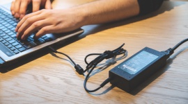Praca zdalna ze świeżą energią LIFESTYLE, IT i technologie - Praca zdalna niesie ze sobą wiele korzyści. Możesz wykonywać ją z domu - w piżamie z kubkiem kawy, słuchając przy tym swojej ulubionej muzyki na głos. Warunkiem jest wewnętrzna determinacja, ale czy to wszystko?