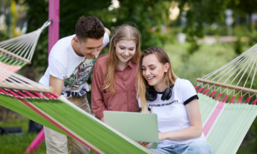 Bądź cyberbezpieczny na wakacjach