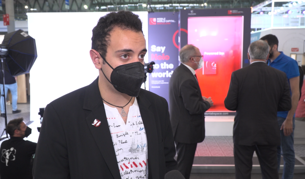 newtonlab-hologram-foto2-1 To pierwszy krok do teleportacji. Urządzenie holograficzne oparte na 5G umożliwia pełną projekcję drugiej osoby i komunikację w czasie rzeczywistym