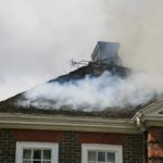 Pozar_domu Trzech na pięciu Polaków obawia się pożaru – jak zabezpieczyć dom?