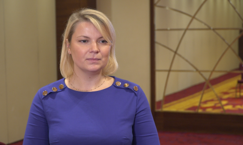 Opakowania po chipsach, słodyczach i zupkach instant mogą posłużyć do produkcji mebli. Najczęściej trafiają jednak do złego worka na śmieci