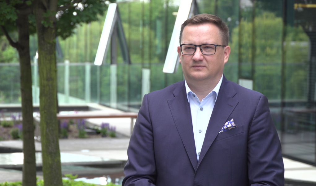 millennium-waluty-foto_2 Przed wakacjami Polacy szukają alternatyw dla kupowania walut w kantorach. Coraz częściej są nimi karta płatnicza i smartfon